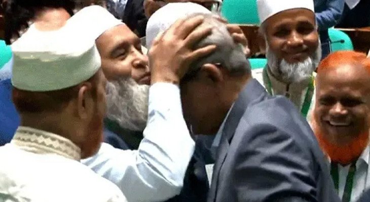 নবনির্বাচিত রাষ্ট্রপতির কপালে চুমু দিলেন জামায়াতের নায়েবে আমির